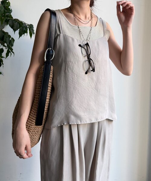 DouDou(ドゥドゥ)の「【セットアップ対応】キュプラレーヨンキャミ(シャツ/ブラウス・レディース・ベージュ/チャコールグレー・FREE)」の2枚目の写真