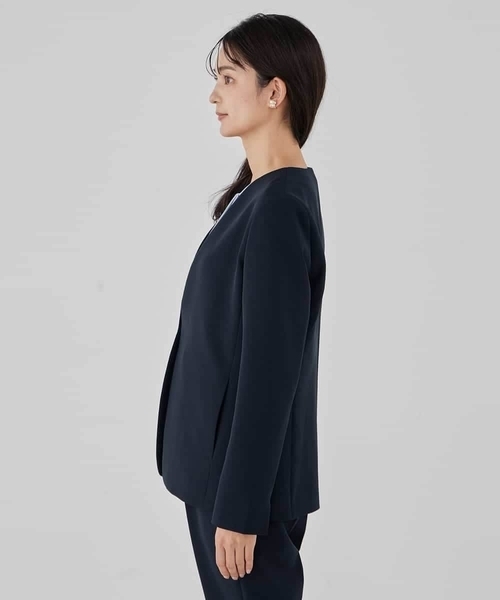 a.v.v（アーヴェヴェ）の「【洗える/ストレッチ/セットアップ対応】ダブルクロスVネックノーカラージャケット（ノーカラージャケット・レディース・ネイビー/グレー系その他/ブラック・36/34/40/38/42）」の20枚目の写真