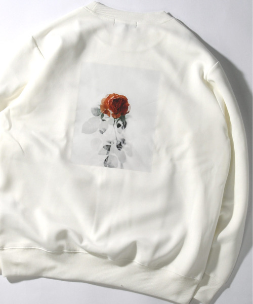 neos(ネオス)の「【neos】ルーズシルエット ローズ プリント ロゴ刺繍 スウェット トレーナー(スウェット・メンズ・ブラック系2/ホワイト系1/ホワイト系2/ブラック系1/ブラック系3/ネイビー系1・MEDIUM/LARGE/X-LARGE)」の2枚目の写真