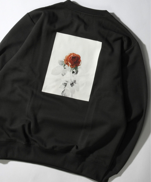 neos(ネオス)の「【neos】ルーズシルエット ローズ プリント ロゴ刺繍 スウェット トレーナー(スウェット・メンズ・ブラック系2/ホワイト系1/ホワイト系2/ブラック系1/ブラック系3/ネイビー系1・MEDIUM/LARGE/X-LARGE)」の3枚目の写真