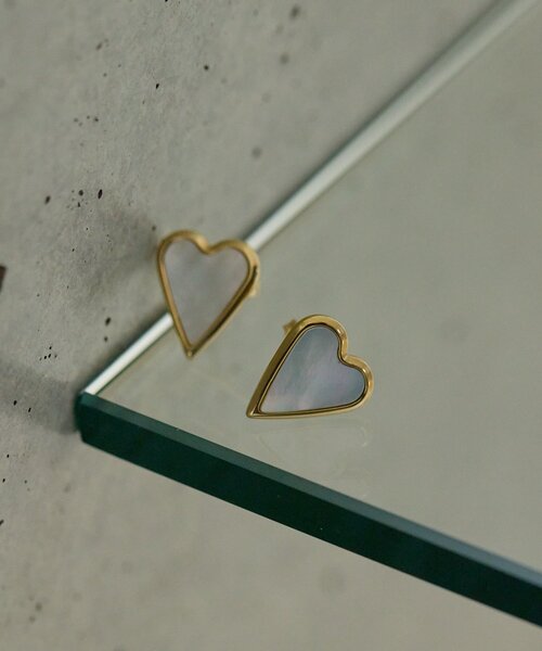 ear PAPILLONNER（イアパピヨネ）の「《金属アレルギー対応/ステンレス》フラットカラーハートピアス（ピアス（両耳用）・レディース・ブラック/ホワイト/グリーン・FREE）」の2枚目の写真