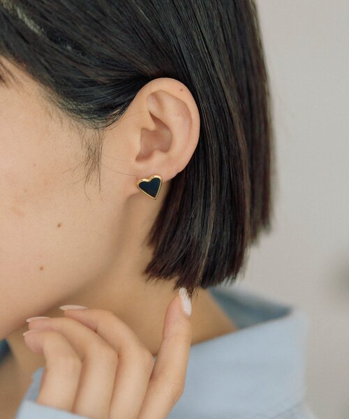 ear PAPILLONNER（イアパピヨネ）の「《金属アレルギー対応/ステンレス》フラットカラーハートピアス（ピアス（両耳用）・レディース・ブラック/ホワイト/グリーン・FREE）」の3枚目の写真