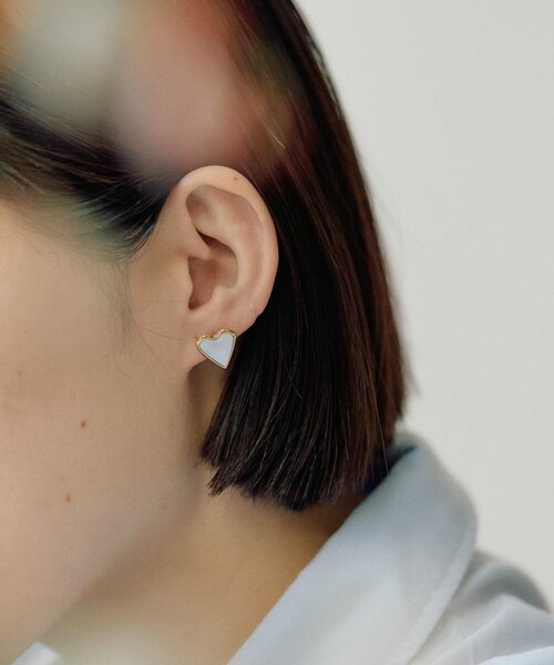 ear PAPILLONNER（イアパピヨネ）の「《金属アレルギー対応/ステンレス》フラットカラーハートピアス（ピアス（両耳用）・レディース・ブラック/ホワイト/グリーン・FREE）」の7枚目の写真