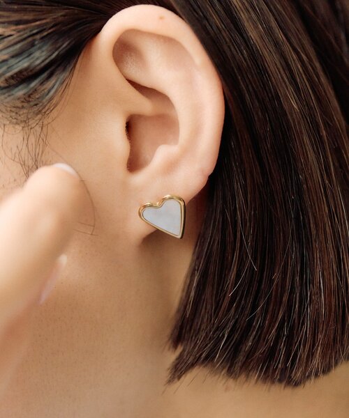 ear PAPILLONNER（イアパピヨネ）の「《金属アレルギー対応/ステンレス》フラットカラーハートピアス（ピアス（両耳用）・レディース・ブラック/ホワイト/グリーン・FREE）」の9枚目の写真