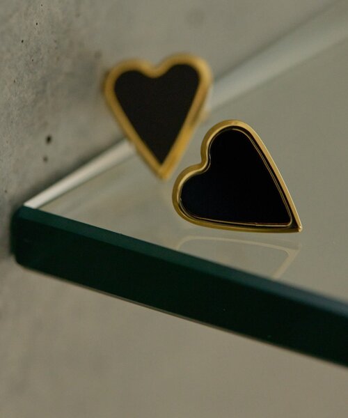 ear PAPILLONNER（イアパピヨネ）の「《金属アレルギー対応/ステンレス》フラットカラーハートピアス（ピアス（両耳用）・レディース・ブラック/ホワイト/グリーン・FREE）」の10枚目の写真