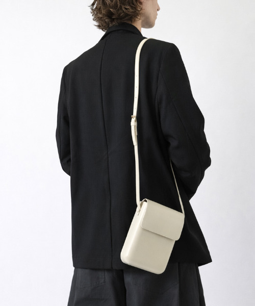 neos（ネオス）の「【neos】フェイクレザー ミニショルダーバッグ メンズ レディース ミニポーチ スマホポーチ コンパクト（ショルダーバッグ・メンズ・ブラック/ホワイト・FREE）」の5枚目の写真