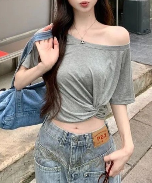 ViViDAY(ビビデー)の「ワンショルダーギャザーショートtシャツ(Tシャツ/カットソー・レディース・グレー/ホワイト/ブラック・M)」の3枚目の写真