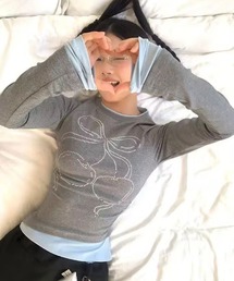 BARELY BLUE（ベアリーブルー）の「【 BARELY BLUE / ベアリーブルー 】 リボン モチーフ ライン ストーン ロンT（Tシャツ/カットソー）」