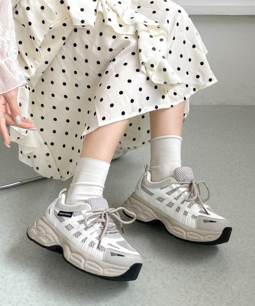 Shoes in Closet(シューズインクローゼット)の「軽量 厚底 バイカラー サイドラインデザイン スニーカー 577(スニーカー・レディース・ホワイト/ブラック・M/S/L/LL)」の1枚目の写真