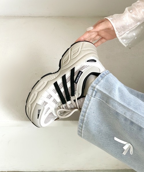Shoes in Closet(シューズインクローゼット)の「軽量 厚底 バイカラー サイドラインデザイン スニーカー 577(スニーカー・レディース・ホワイト/ブラック・M/S/L/LL)」の22枚目の写真