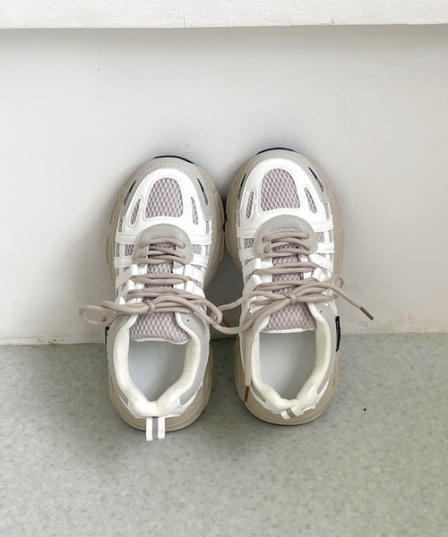 Shoes in Closet(シューズインクローゼット)の「軽量 厚底 バイカラー サイドラインデザイン スニーカー 577(スニーカー・レディース・ホワイト/ブラック・M/S/L/LL)」の3枚目の写真