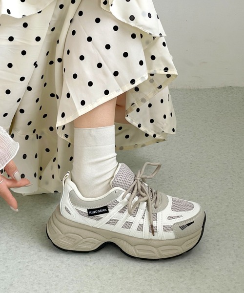 Shoes in Closet(シューズインクローゼット)の「軽量 厚底 バイカラー サイドラインデザイン スニーカー 577(スニーカー・レディース・ホワイト/ブラック・M/S/L/LL)」の7枚目の写真