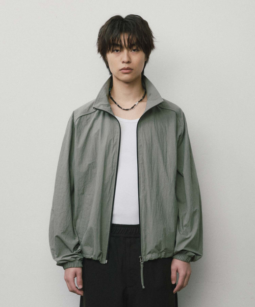 WMC(ダブリューエムシー)の「オーバーサイズハイネックブルゾン_カーキ(ナイロンジャケット・メンズ・カーキ・M/L/XL)」の1枚目の写真