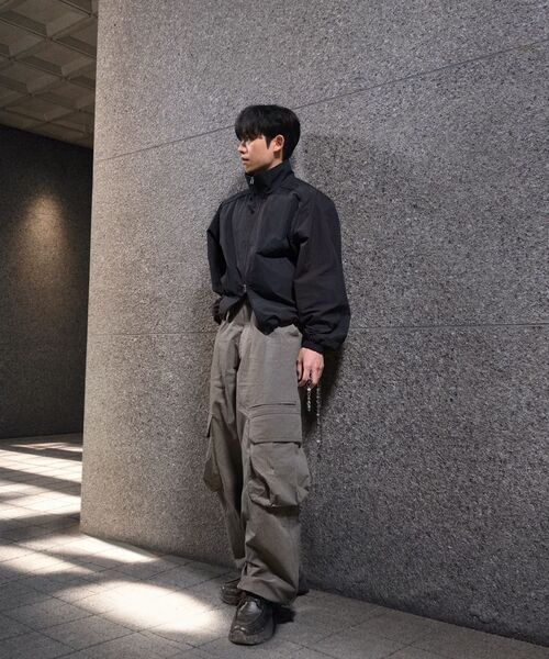 WMC(ダブリューエムシー)の「オーバーサイズハイネックブルゾン_カーキ(ナイロンジャケット・メンズ・カーキ・M/L/XL)」の3枚目の写真