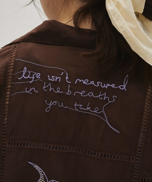 TODAYFUL(トゥデイフル)の「TODAYFUL Embroidery Patchwork Shirts(シャツ/ブラウス・レディース・ブラック/ベージュ/エンジ・FREE)」の14枚目の写真