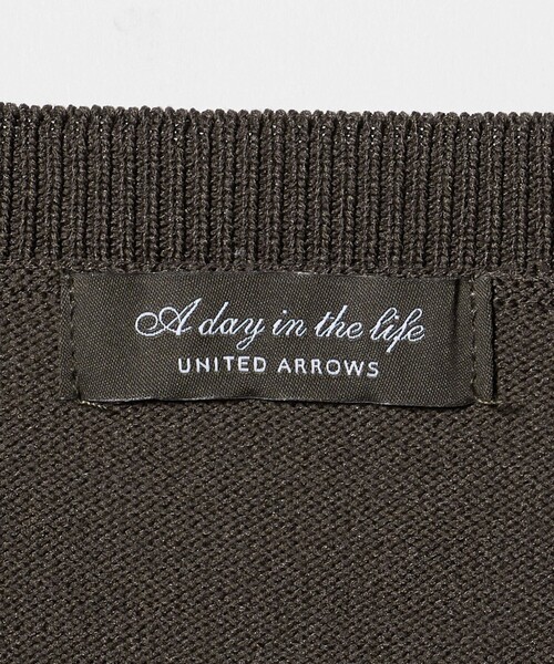 A DAY IN THE LIFE UNITED ARROWS(アデイインザライフユナイテッドアローズ)の「メタルボタン カーディガンジャケット ショートスリーブ ‐ウォッシャブル‐<A DAY IN THE LIFE>(ニット/セーター・レディース・ブラック/ライトグレー/ダークブラウン/ネイビー・FREE)」の5枚目の写真