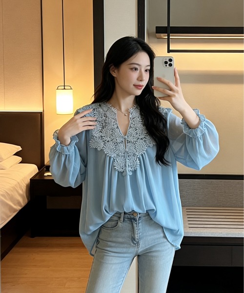 Aelina(エリナ)の「Vネックパンチングレースパッチワークシフォンシャツ(シャツ/ブラウス・レディース・ベージュ/ピンク/ブルー・FREE)」の8枚目の写真