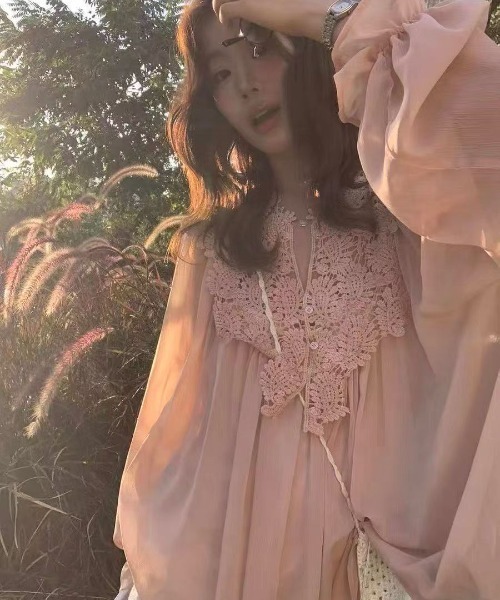 Aelina(エリナ)の「Vネックパンチングレースパッチワークシフォンシャツ(シャツ/ブラウス・レディース・ベージュ/ピンク/ブルー・FREE)」の11枚目の写真
