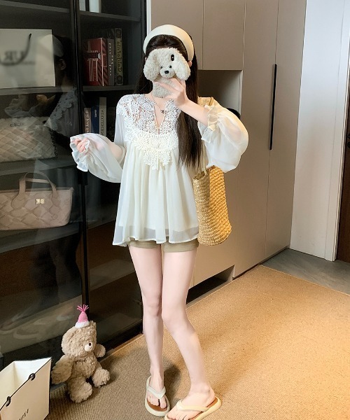 Aelina(エリナ)の「Vネックパンチングレースパッチワークシフォンシャツ(シャツ/ブラウス・レディース・ベージュ/ピンク/ブルー・FREE)」の5枚目の写真