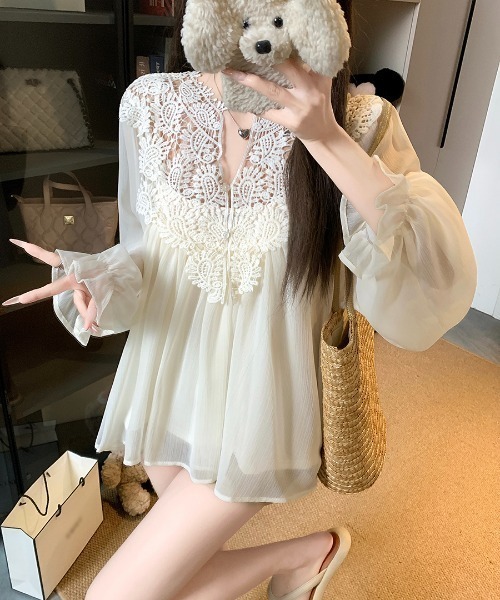 Aelina(エリナ)の「Vネックパンチングレースパッチワークシフォンシャツ(シャツ/ブラウス・レディース・ベージュ/ピンク/ブルー・FREE)」の6枚目の写真