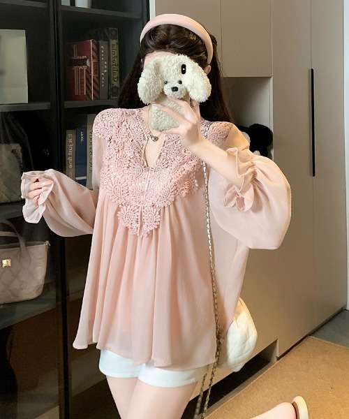 Aelina(エリナ)の「Vネックパンチングレースパッチワークシフォンシャツ(シャツ/ブラウス・レディース・ベージュ/ピンク/ブルー・FREE)」の14枚目の写真