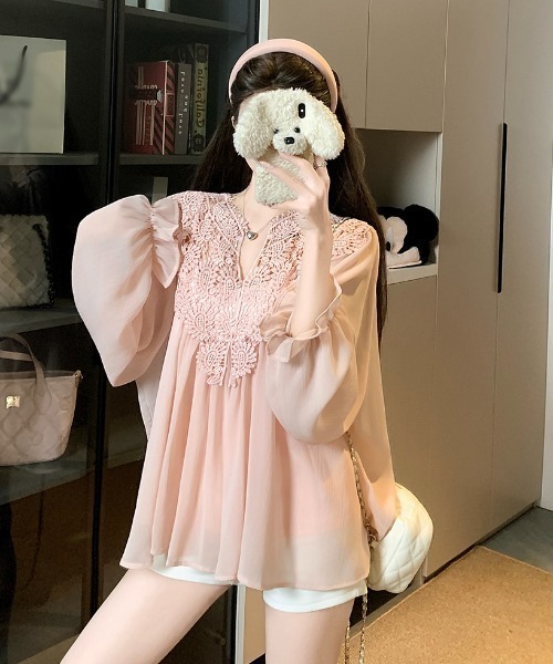 Aelina(エリナ)の「Vネックパンチングレースパッチワークシフォンシャツ(シャツ/ブラウス・レディース・ベージュ/ピンク/ブルー・FREE)」の15枚目の写真