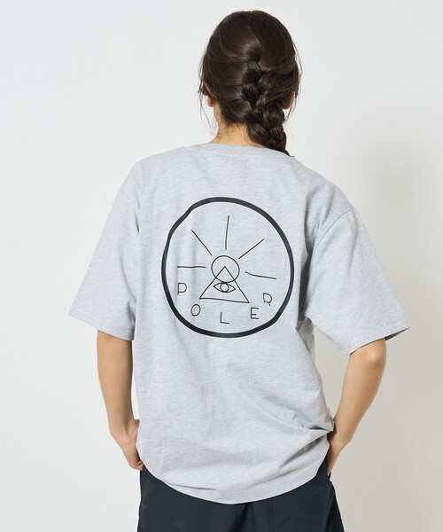 POLeR（ポーラー）の「【POLeR/ポーラー】バックプリント グラフィック Tシャツ / 0261MCV012１ / ユニセックス（Tシャツ/カットソー・メンズ・ホワイト系その他2/ブラック系その他/ホワイト系その他/グレー系その他2/ブラック系その他2/グレー系その他・M/L）」の5枚目の写真
