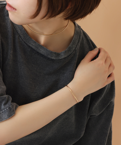 Lilas(リラ)の「※2.5パイプC型チョーカー K10(ネックレス・レディース・ゴールド・FREE)」の2枚目の写真