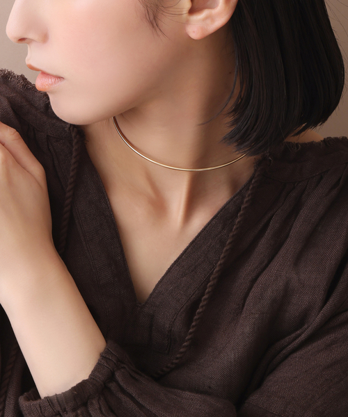 Lilas(リラ)の「※2.5パイプC型チョーカー K10(ネックレス・レディース・ゴールド・FREE)」の3枚目の写真
