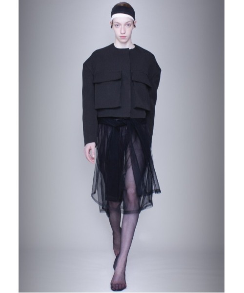 GURTWEIN( ガーウィン)の「Patch-pocket cropped boxy jacket(ノーカラージャケット・レディース・ブラック・36)」の2枚目の写真