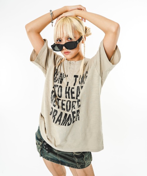 SHORT ROUND(ショートラウンド)の「SHORT ROUND/【26年春夏新作】ビッグロゴスラブヘンリーネックT(Tシャツ/カットソー・メンズ・ベージュ/ホワイト・FREE)」の2枚目の写真