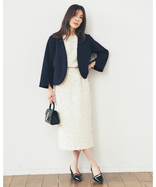 DoCLASSE( ドゥクラッセ)の「ライトストレッチ・ノーカラーVジャケット(テーラードジャケット・レディース・ダークネイビー/ブラック/ライトベージュ・S/M/L/3L/LL)」の15枚目の写真