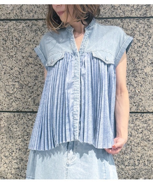 LUGIVA(ルギヴァ)の「【LUGIVA/ルギバ】プリーツデニムノースリーブシャツ(シャツ/ブラウス・レディース・ブルー系その他/ライトベージュ・FREE)」の2枚目の写真
