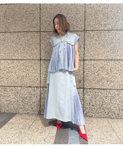 LUGIVA(ルギヴァ)の「【LUGIVA/ルギバ】プリーツデニムノースリーブシャツ(シャツ/ブラウス・レディース・ブルー系その他/ライトベージュ・FREE)」の6枚目の写真