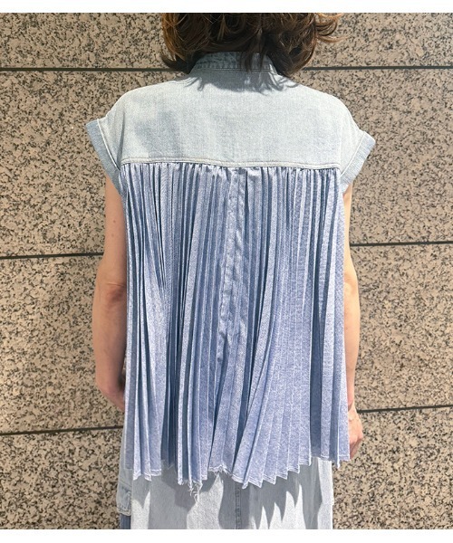 LUGIVA(ルギヴァ)の「【LUGIVA/ルギバ】プリーツデニムノースリーブシャツ(シャツ/ブラウス・レディース・ブルー系その他/ライトベージュ・FREE)」の9枚目の写真