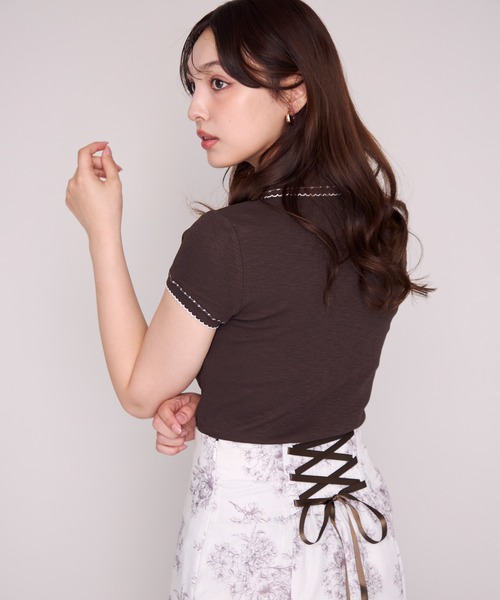 MISCH MASCH(ミッシュマッシュ)の「2026春夏新作 配色ステッチポロニット半袖トップス(Tシャツ/カットソー・レディース・ホワイト/ブラック/ブラウン・フリ-)」の10枚目の写真