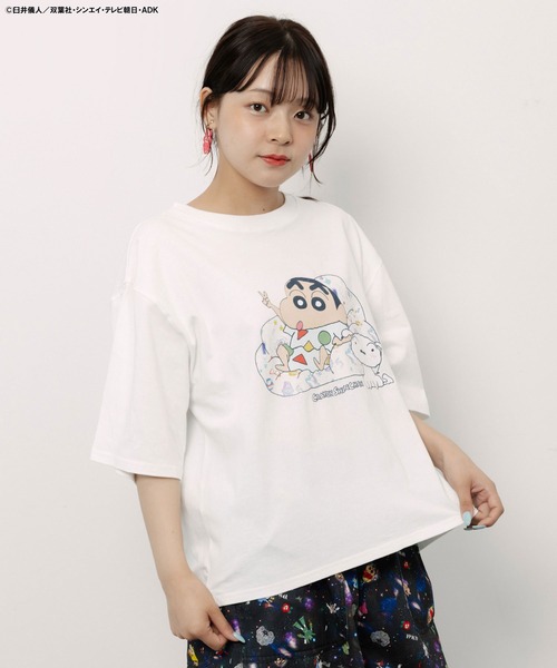 ScoLar(スカラー)の「462016:クレヨンしんちゃん×ScoLar しんちゃんソファー柄T(Tシャツ/カットソー・レディース・オフホワイト/グリーン/ブラック・L/M)」の2枚目の写真