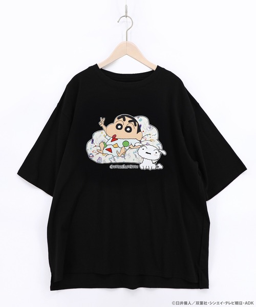 ScoLar(スカラー)の「462016:クレヨンしんちゃん×ScoLar しんちゃんソファー柄T(Tシャツ/カットソー・レディース・オフホワイト/グリーン/ブラック・L/M)」の1枚目の写真