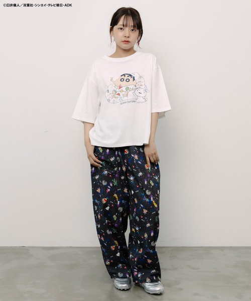 ScoLar(スカラー)の「462016:クレヨンしんちゃん×ScoLar しんちゃんソファー柄T(Tシャツ/カットソー・レディース・オフホワイト/グリーン/ブラック・L/M)」の4枚目の写真