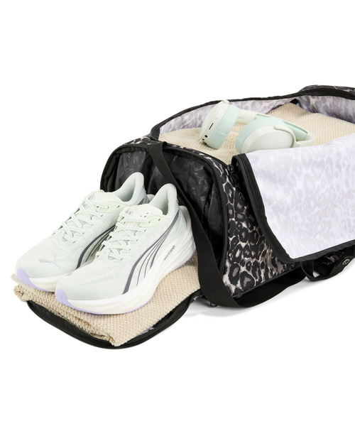 PUMA(プーマ)の「PUMA プーマ ユニセックス プーマ チャレンジャー AOP スモール スポーツ バ(ボストンバッグ・メンズ・グレー系1・フリー)」の4枚目の写真