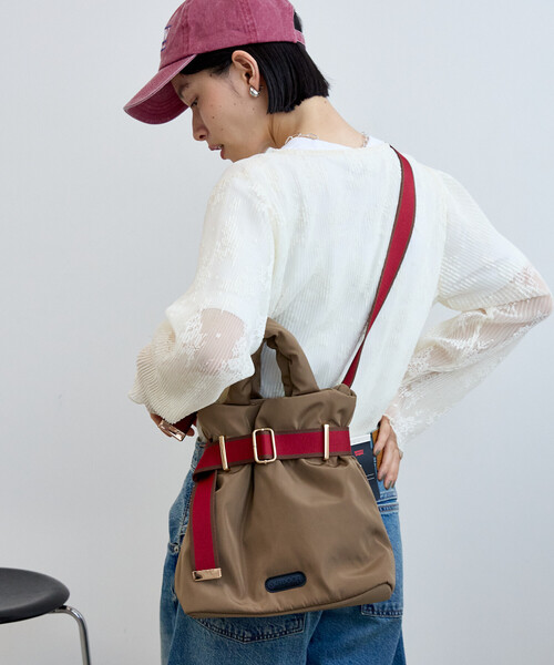 OUTDOOR PRODUCTS(アウトドアプロダクツ)の「OUTDOOR PRODUCTS × FREAK'S STORE/アウトドアプロダクツ 2WAY ベルト付きナイロンパフトートバッグ(ショルダーバッグ・レディース・ブラック/ベージュ/ネイビー・ONE SIZE)」の8枚目の写真