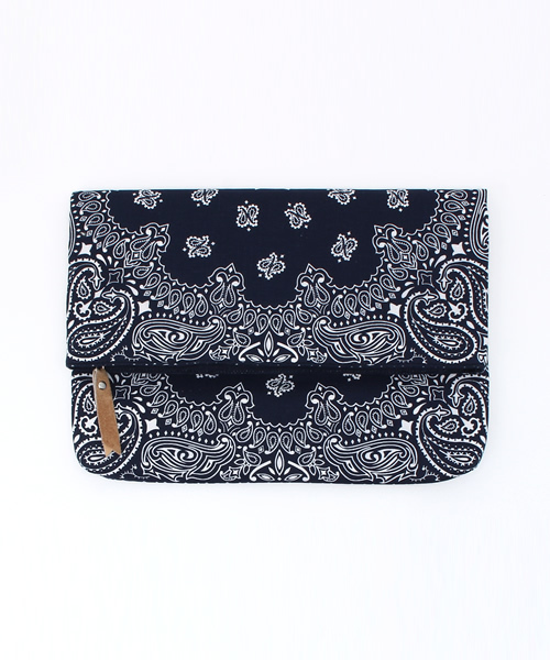 WHO'S WHO gallery（フーズフーギャラリー）の「【BURNINGMAN】バンダナクラッチ（クラッチバッグ・レディース・ホワイト/ネイビー/カーキ/レッド・FREE）」の4枚目の写真