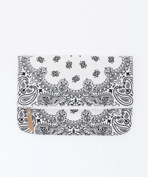 WHO'S WHO gallery（フーズフーギャラリー）の「【BURNINGMAN】バンダナクラッチ（クラッチバッグ・レディース・ホワイト/ネイビー/カーキ/レッド・FREE）」の2枚目の写真