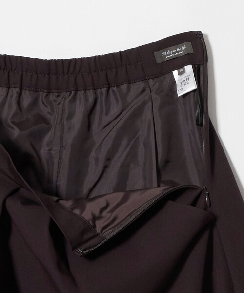 A DAY IN THE LIFE UNITED ARROWS（アデイインザライフユナイテッドアローズ）の「ツイル タックフレアスカート ‐ウォッシャブル‐＜A DAY IN THE LIFE＞（スカート・レディース・ブラック/ダークブラウン・38/36）」の3枚目の写真