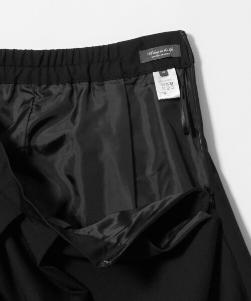 A DAY IN THE LIFE UNITED ARROWS（アデイインザライフユナイテッドアローズ）の「ツイル タックフレアスカート ‐ウォッシャブル‐＜A DAY IN THE LIFE＞（スカート・レディース・ブラック/ダークブラウン・38/36）」の6枚目の写真