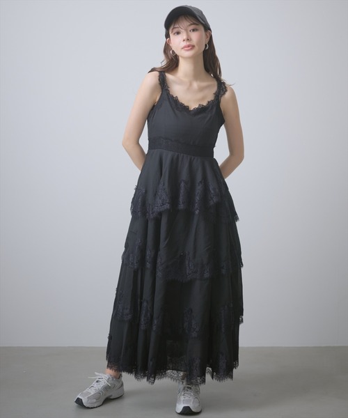 AND COUTURE(アンドクチュール)の「デコラティブキャミワンピース(ワンピース・レディース・チャコールグレー/ブラック/ブラウン・FREE)」の4枚目の写真