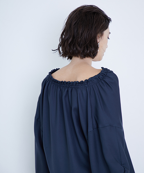 city(シティ)の「【CITY】ライトツイルギャザースリーブプルオーバー(シャツ/ブラウス・レディース・キャメル/ダークグリーン/レッド・1)」の6枚目の写真