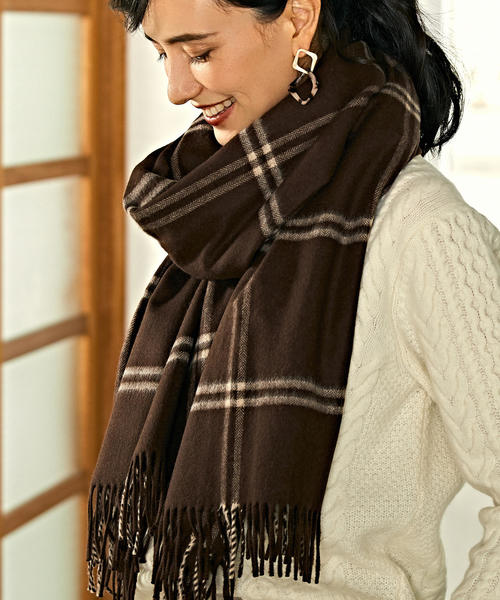 Johnstons of Elgin（ジョンストンズオブエルガン）の「[別注][ジョンストンズ]JOHNSTONS SC チェックストール 18AW（ストール/ショール・レディース・パープル/ダークグレー/モカ/オレンジ/イエロー/ネイビー/レッド/グレー/ブラック・FREE）」の4枚目の写真