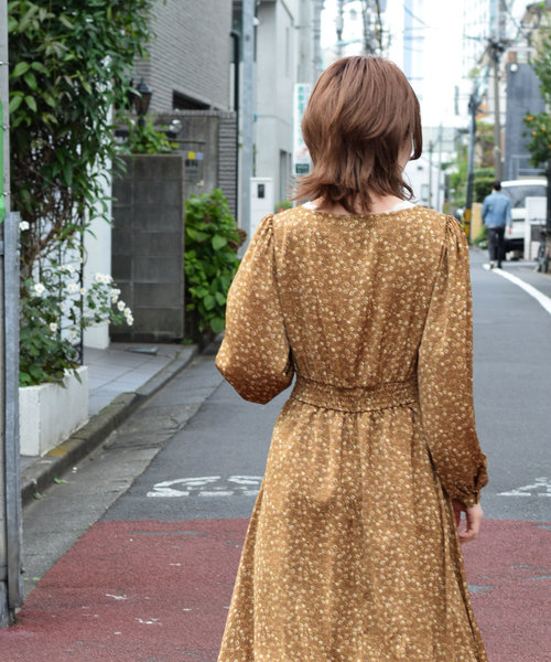 w closet(ダブルクローゼット)の「マットサテン小花柄ロングワンピース_(ワンピース・レディース・マスタード/ブラック×ホワイト/ブラック×ピンク・FREE)」の6枚目の写真