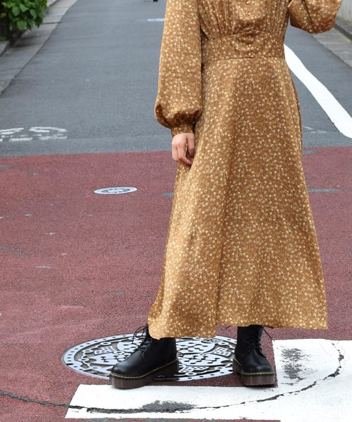w closet(ダブルクローゼット)の「マットサテン小花柄ロングワンピース_(ワンピース・レディース・マスタード/ブラック×ホワイト/ブラック×ピンク・FREE)」の8枚目の写真